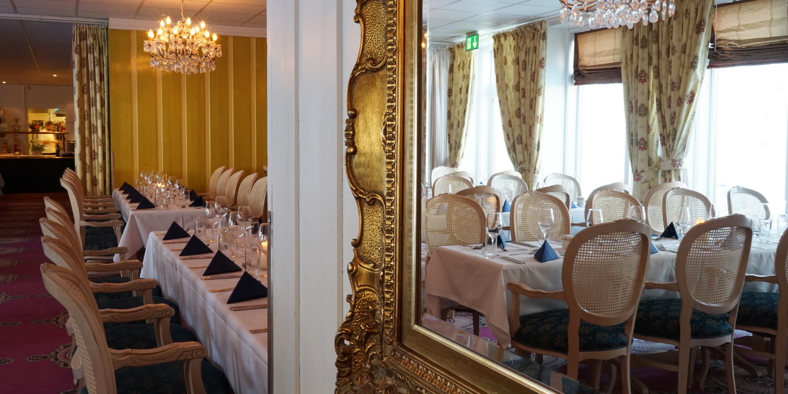 Thon Hotel Skeikampen lyst selskabslokale med gyldne vægge