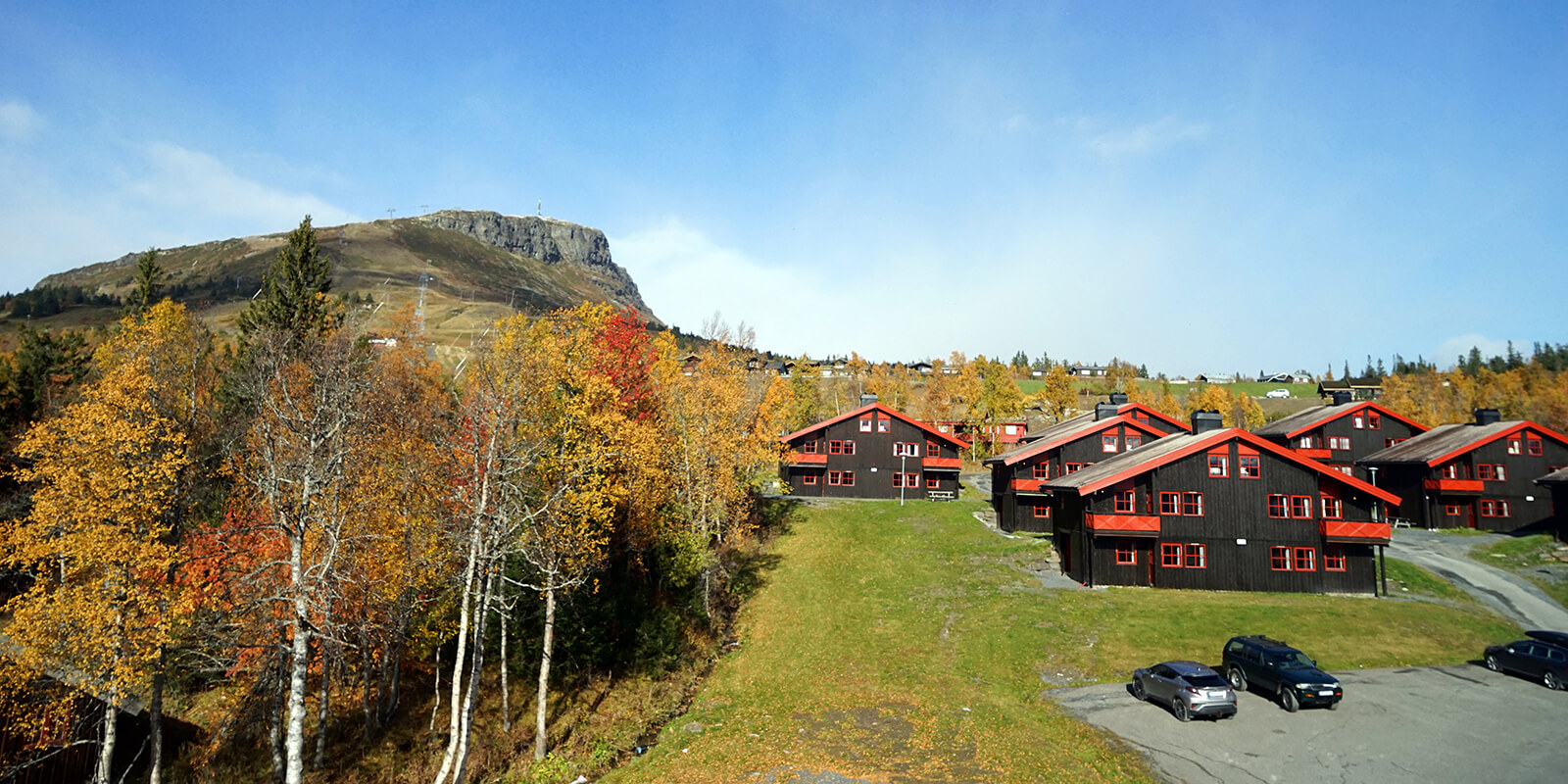 Blick auf das Apartmenthaus mit Parkplatz am Thon Hotel Skeikampen