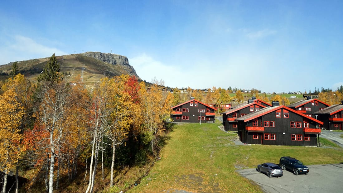 View of the apartment building and car park at Thon Hotel Skeikampen