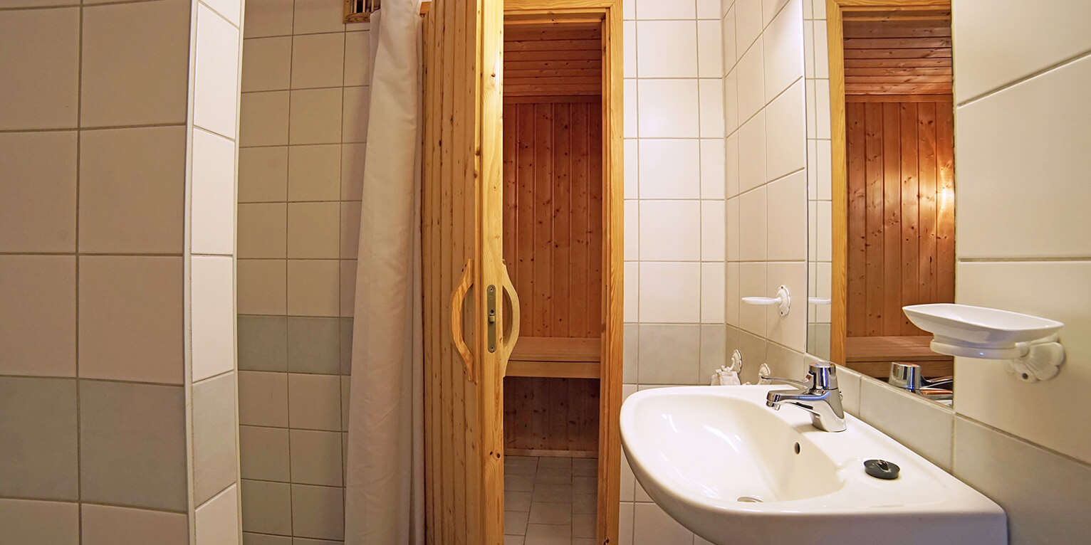 Badezimmer mit Sauna in Apartment