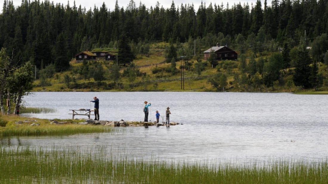 Austlid Fjellstue familj fiskar vid vattnet sommartid vid Thon Hotel Skeikampen