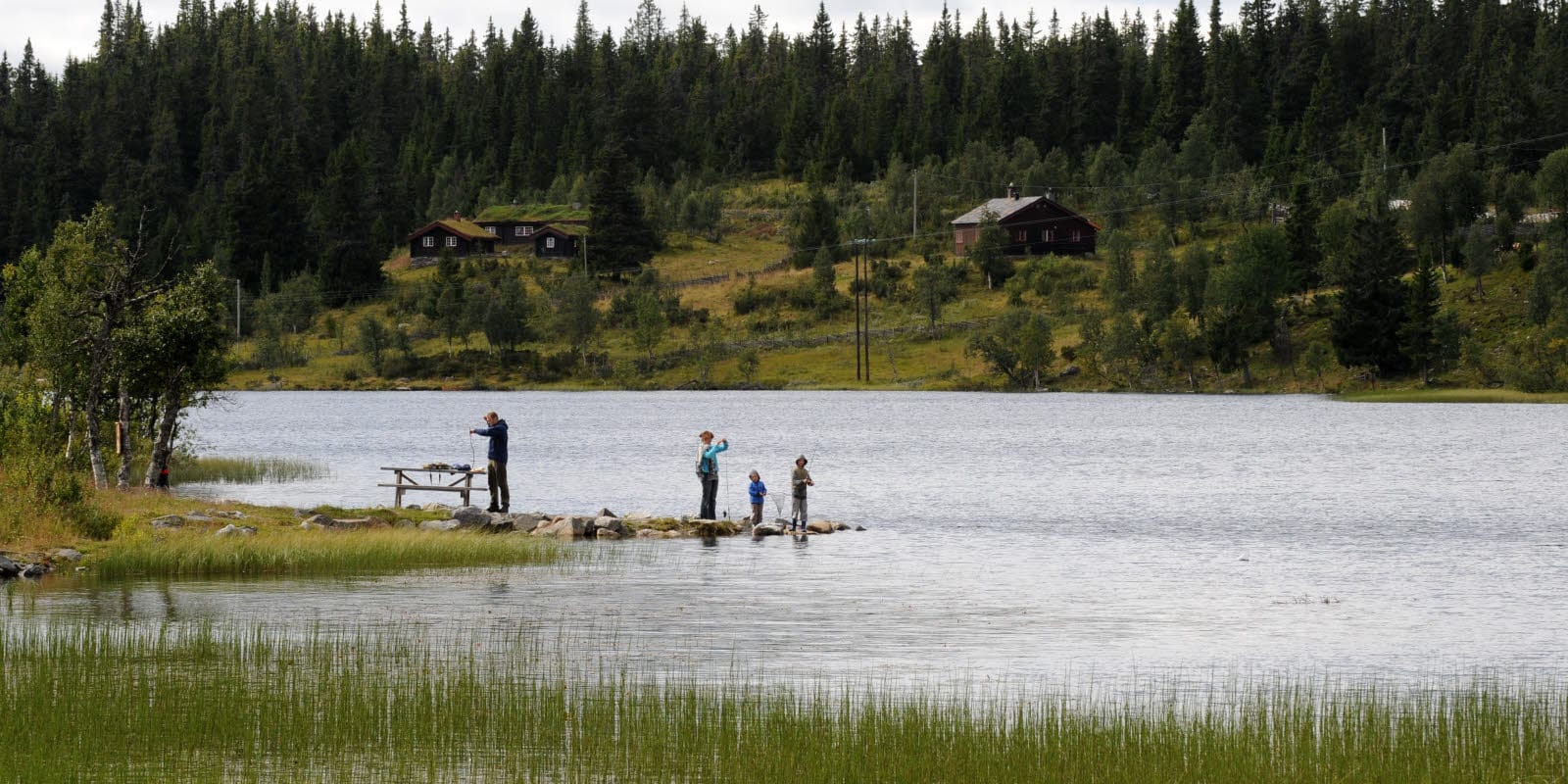Austlid Fjellstue Familie vist op het water zomer in het Thon Hotel Skeikampen
