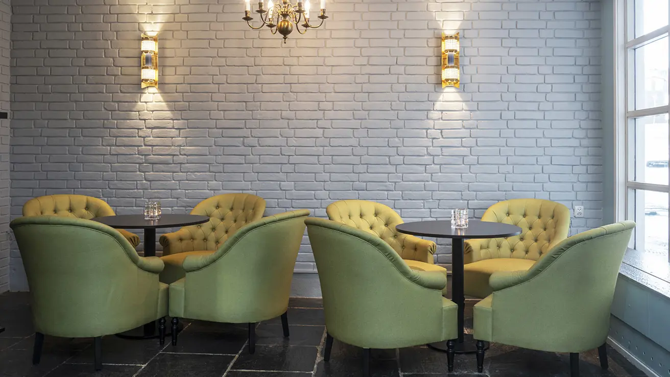 Sittgrupper i lobbyn på Thon Hotel Skeikampen