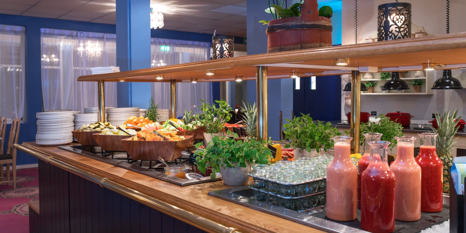 Smoothies, Kräuter und verschiedene Melonensorten auf dem Frühstücksbuffet im Thon Hotel Skeikampen