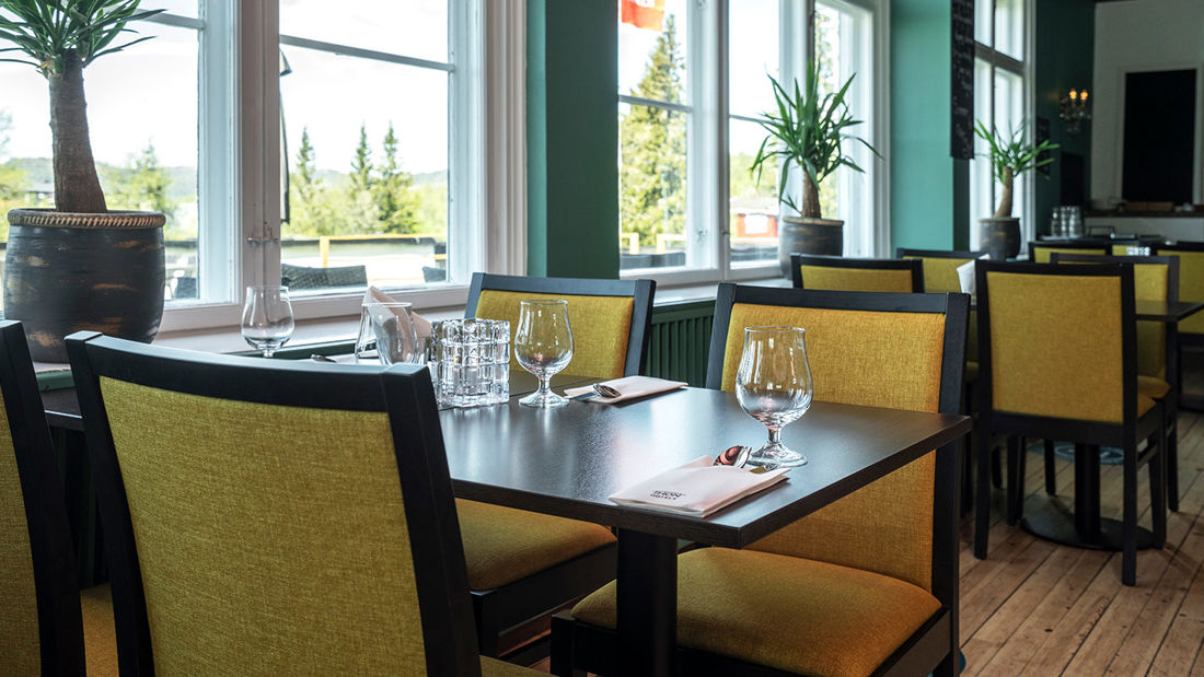 Seating areas in the lounge at Thon Hotel Skeikampen