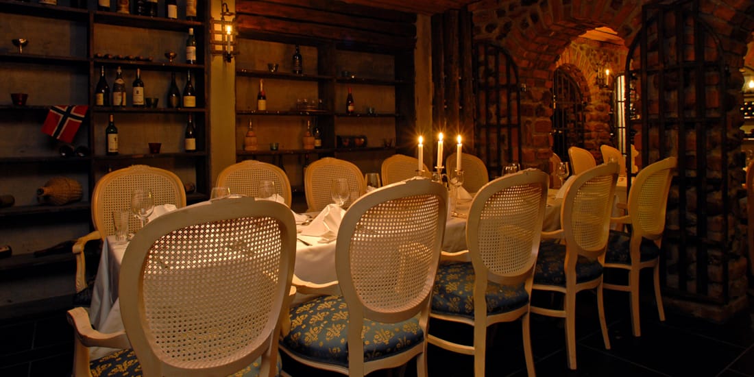Table dressée dans la cave à vin
