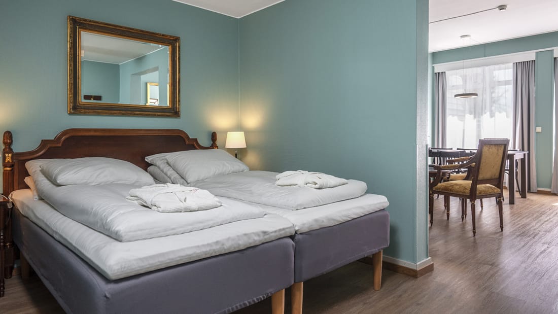 Separat sovrum med två enkelsängar bredvid varandra