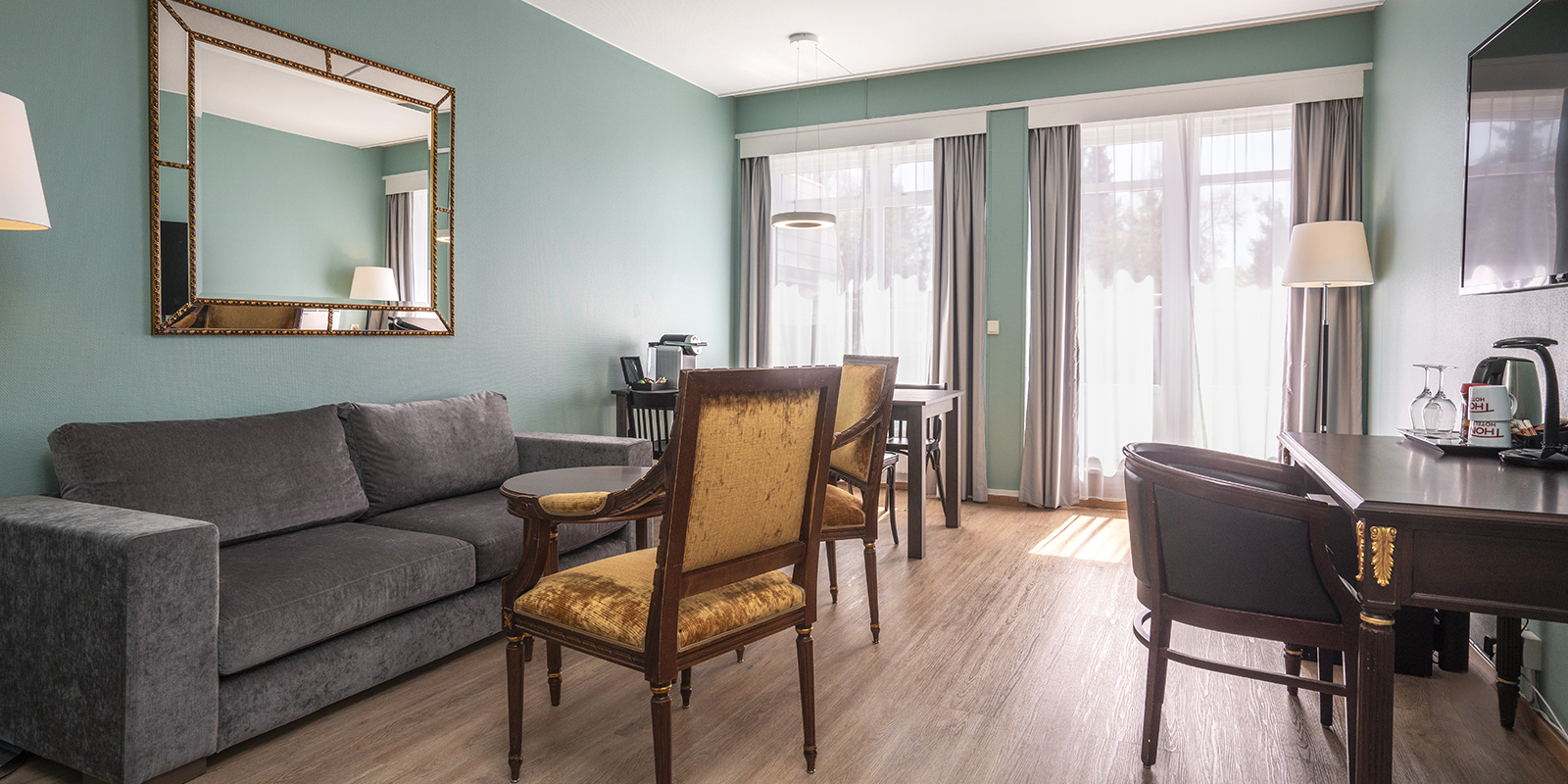 Sofagruppe og skrivebord i stue