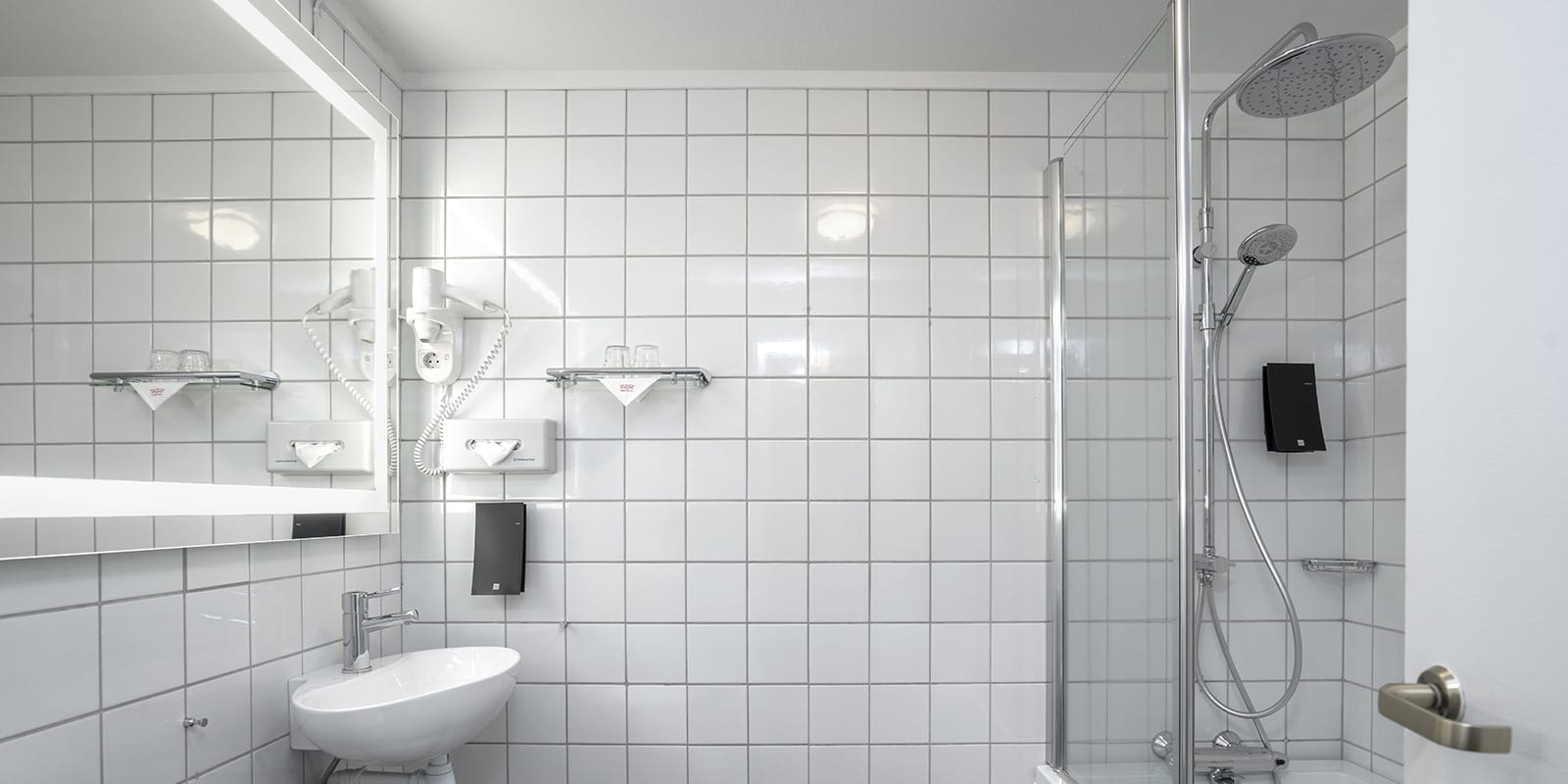 Badrum med dusch, handfat och toalett på gästrum på Thon Hotel Skeikampen
