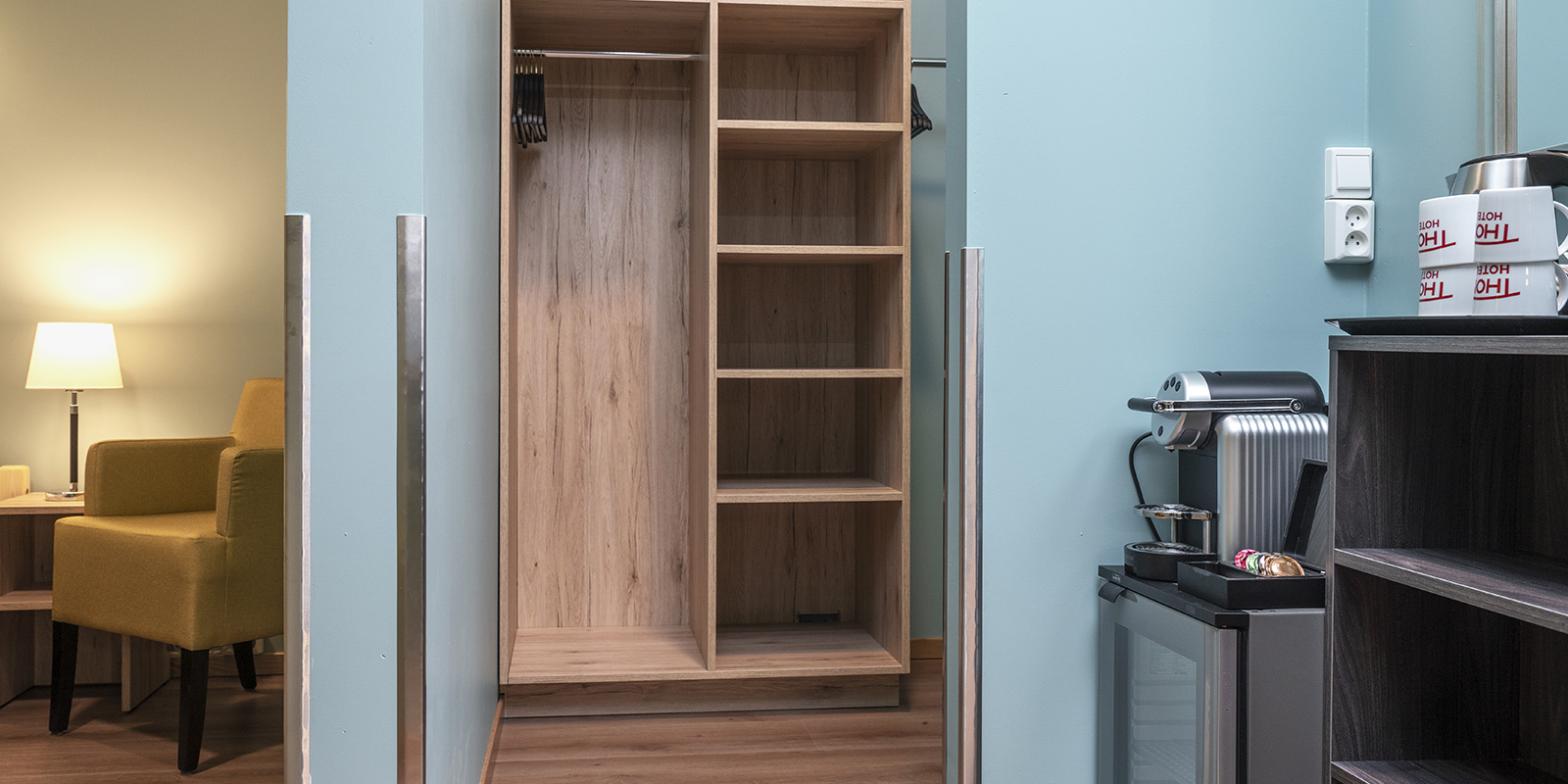 God oppbevaringsplassi skap på familierom