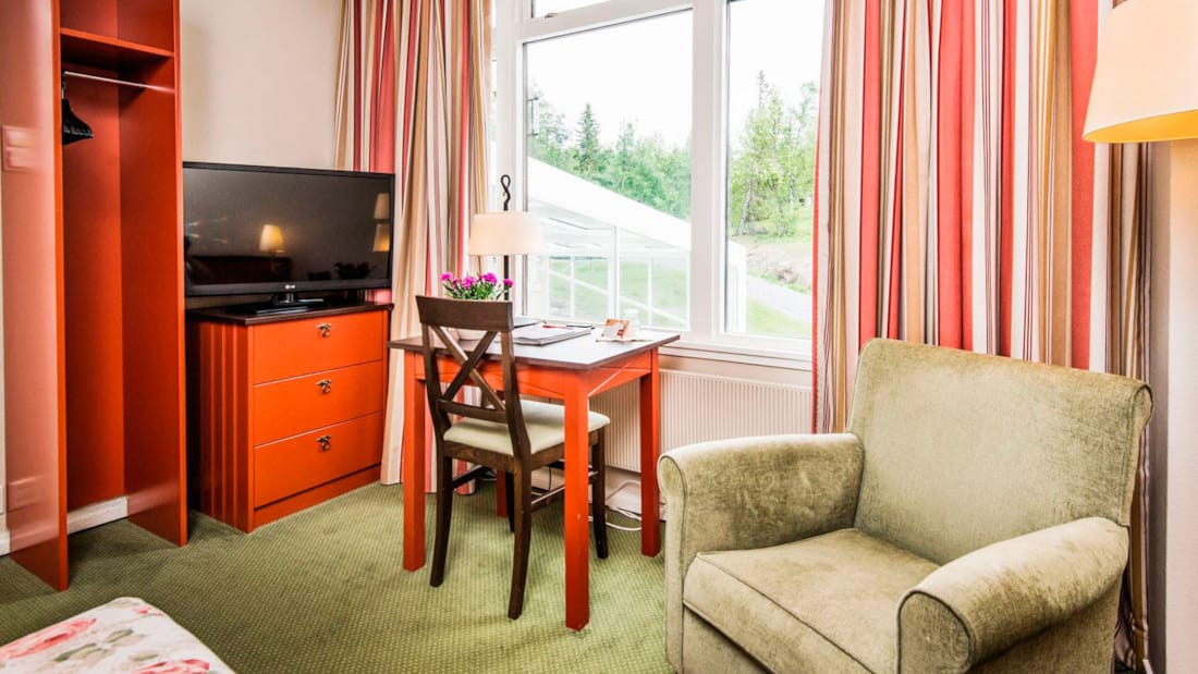 Writing desk and TV in a single room at Thon Hotel Skeikampen