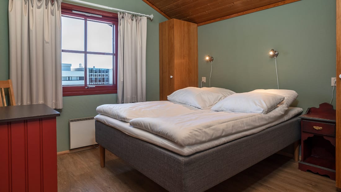 Säng i stort sovrum i lägenhet på Thon Hotel Skeikampen