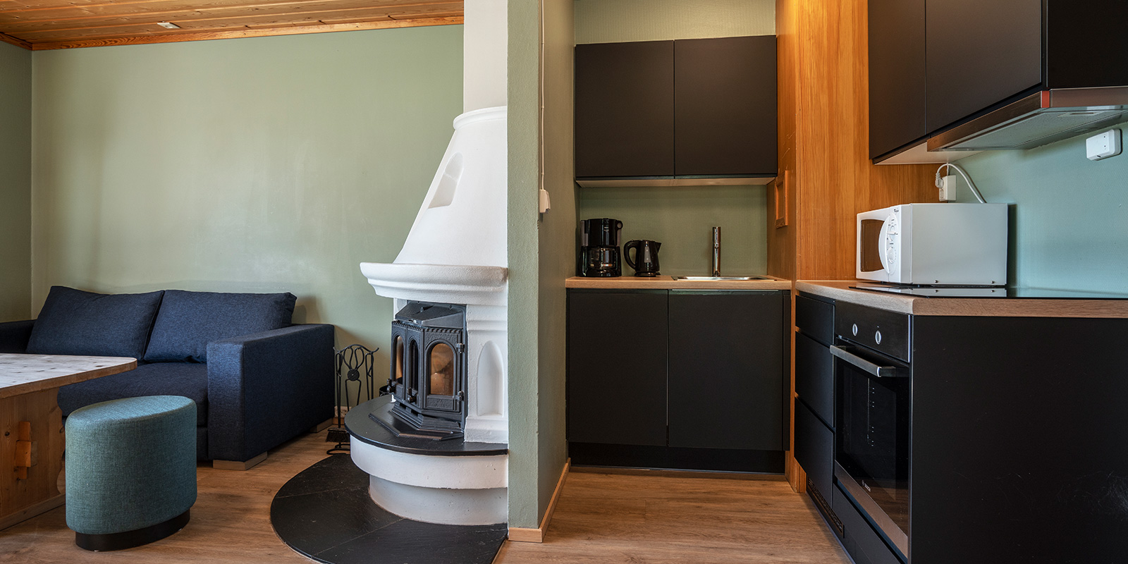 3-Zimmer-Apartment im Thon Hotel Skeikampen: Kamin und Sofa