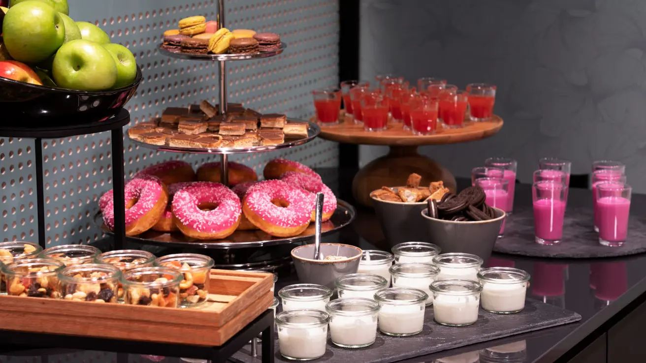 konferanse pausemat, detaljbilde av donuts og juice-shots.