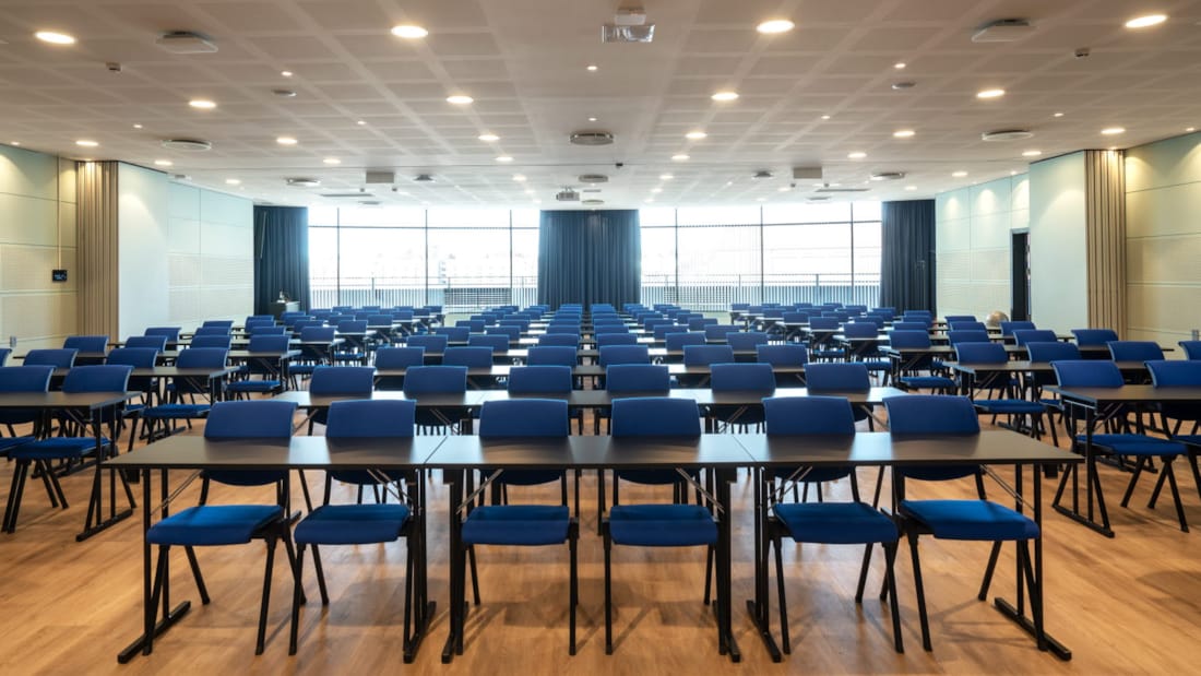 Stor konferencesal med klasseværelsesopsætning