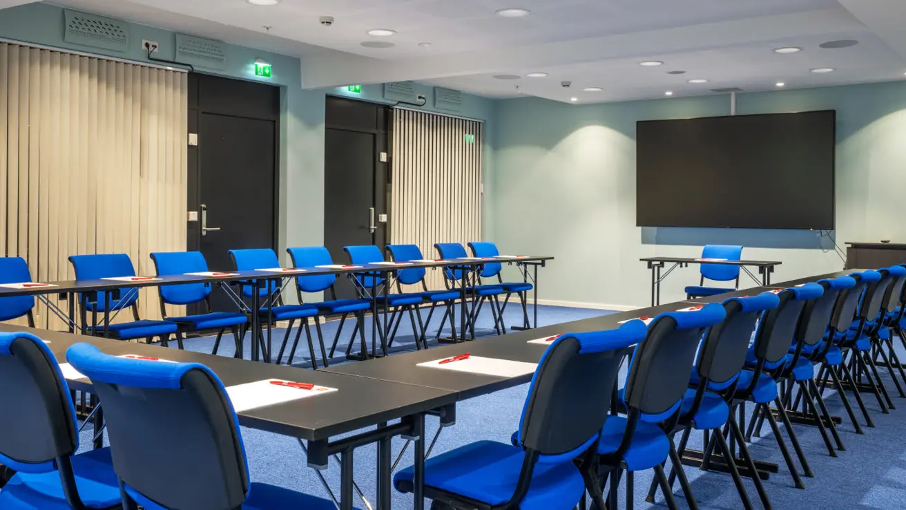 konferansesal i u-bord oppsett