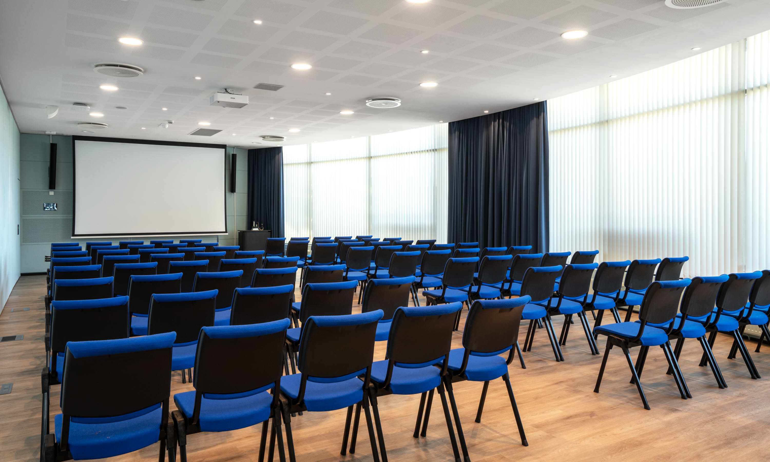 Vergaderruimte in klaslokaalopstelling met projector