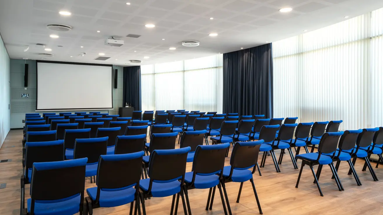 Salle de réunion en configuration salle de classe avec projecteur