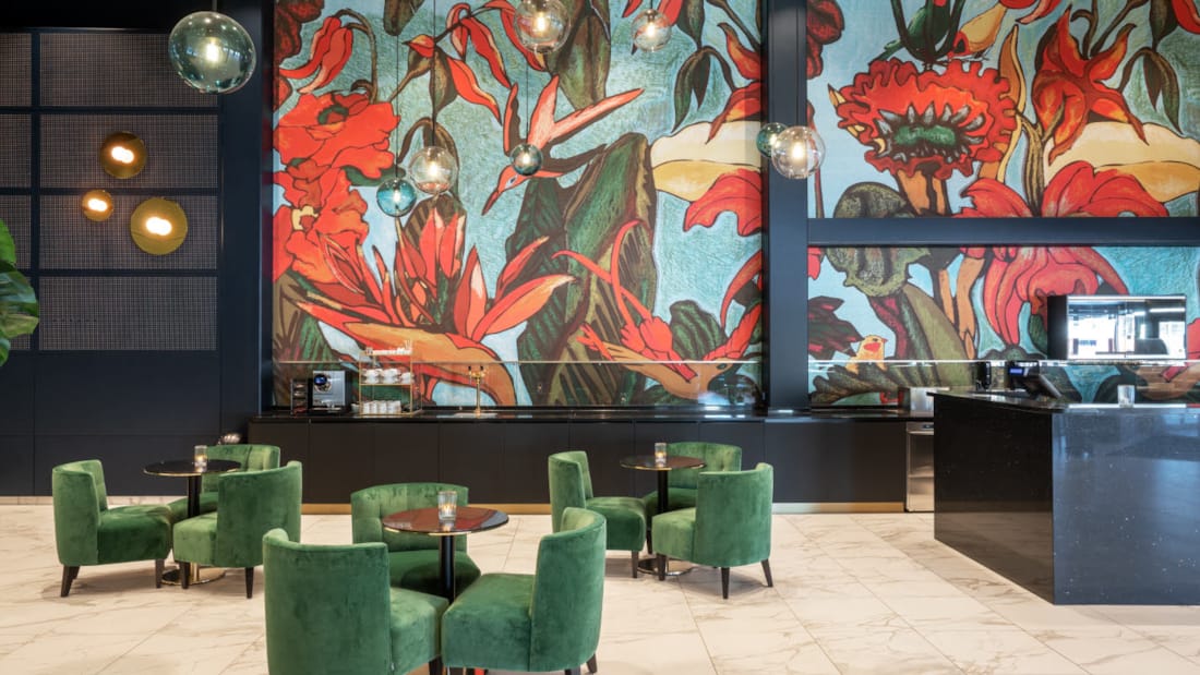 Thon Hotel Ski bar med højt loft, grønne stole og farverige vægge