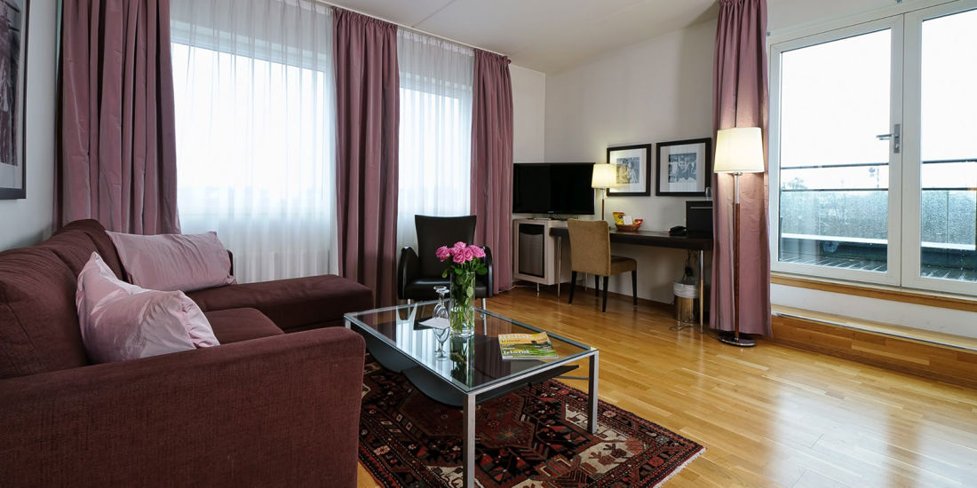 Sofa in der Suite im Thon Hotel Ski