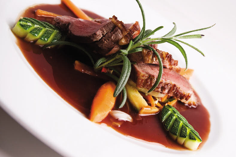 Thon Hotel Høyers dish with steak, sauce and vegetables