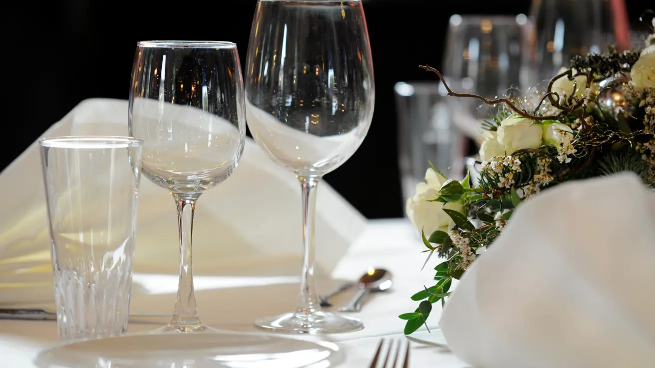 Thon Hotel Høyers restaurant with set table