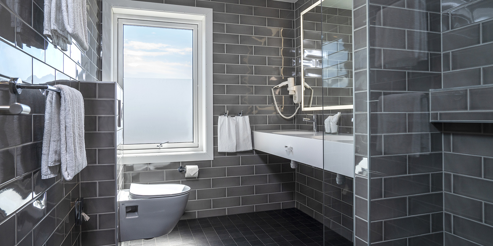 Stort bad med toalett, dusj og vask