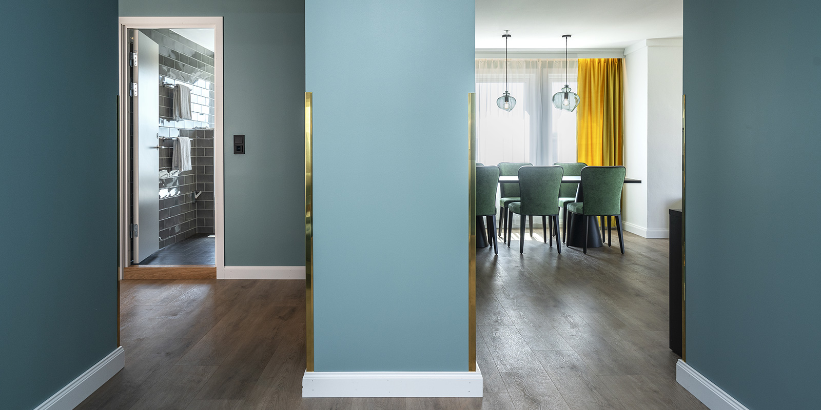 Entre i luksussuiten med inngang til stue på den ene siden og bad på den andre