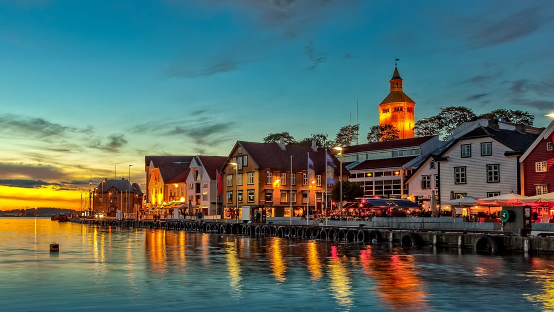 Kvällsbild av bryggan i Stavanger centrum, ett måste att besöka när du bor på något av våra hotell i Stavanger.