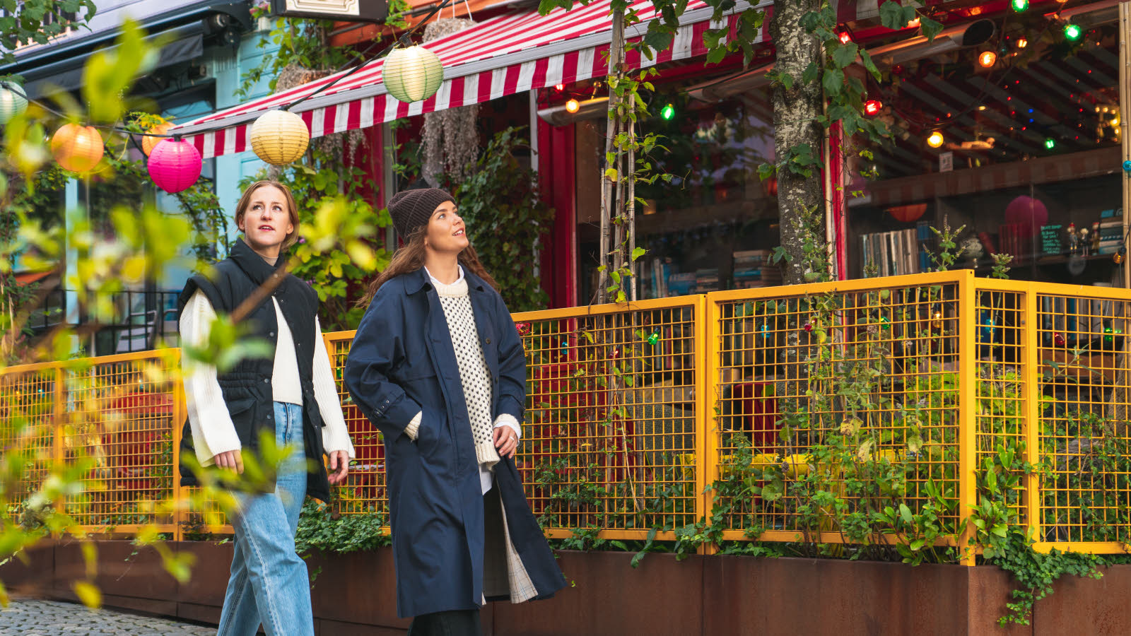 Aftenbillede af kajen i Stavanger centrum, som er værd at få med, når du bor på et af vores hoteller i Stavanger.