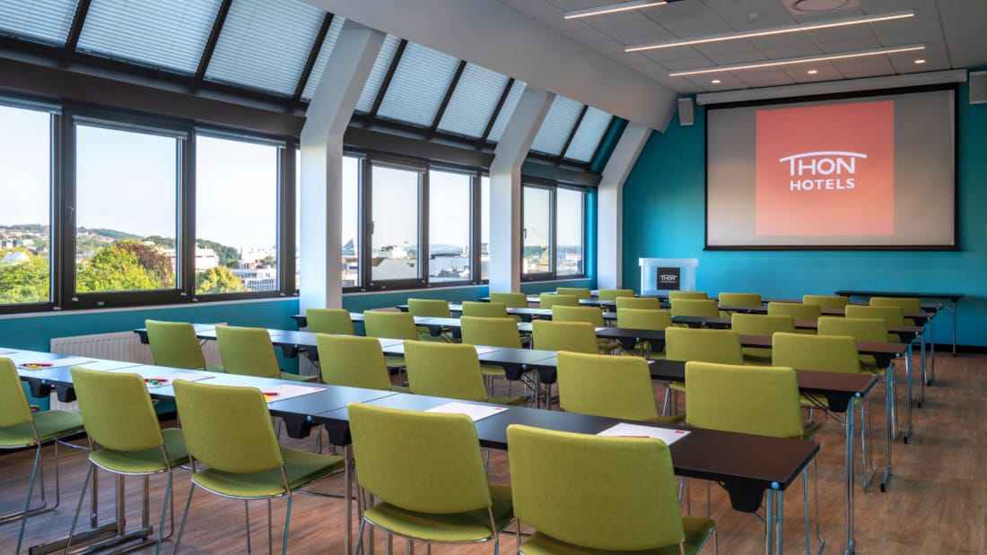 Salle de réunion avec une bonne vue dans un aménagement de salle de classe et projecteur