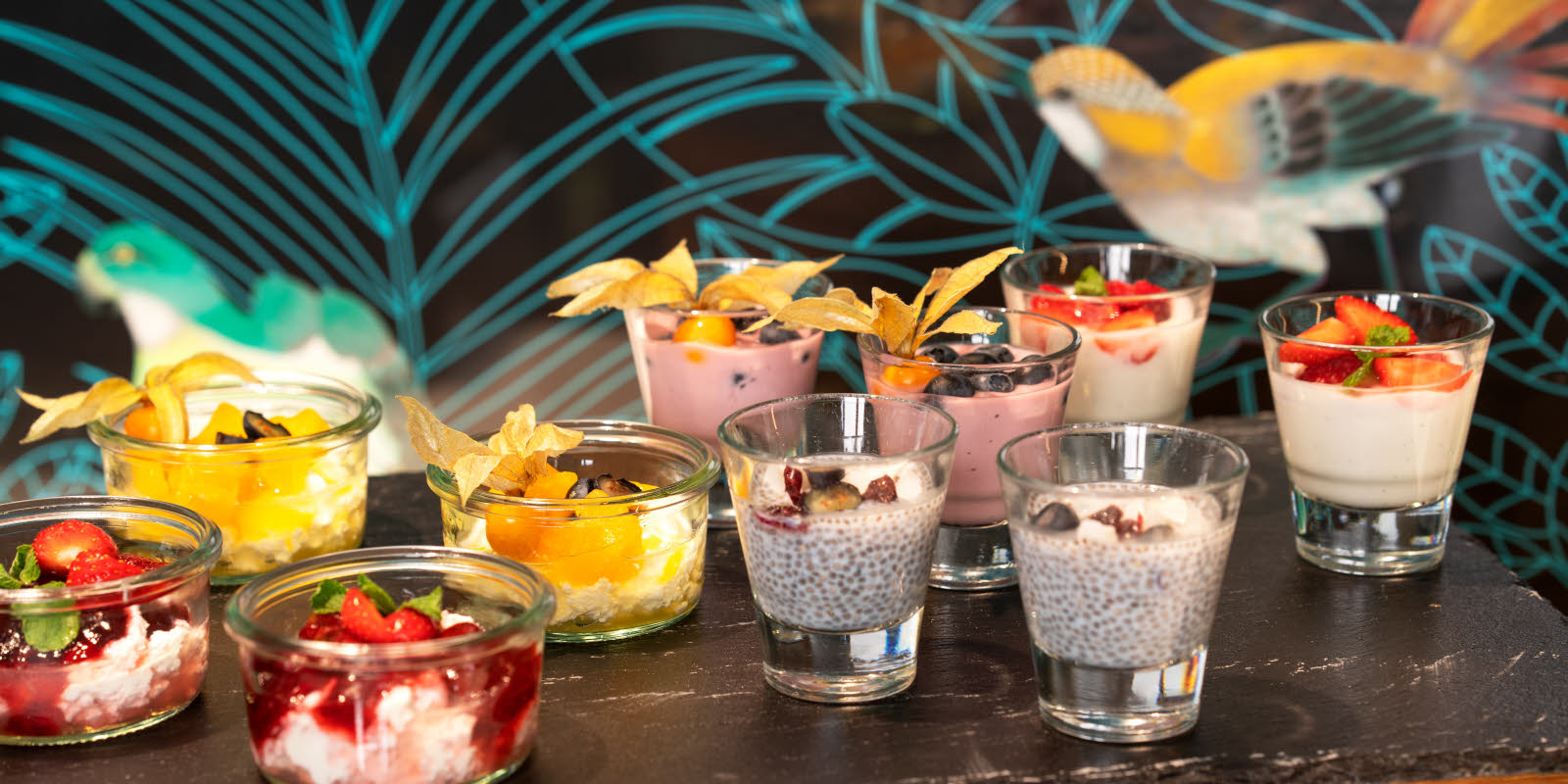 Sunne og søte fristelser til pausemat under konferanse; frukt, nøtter, kaker og smoothies.