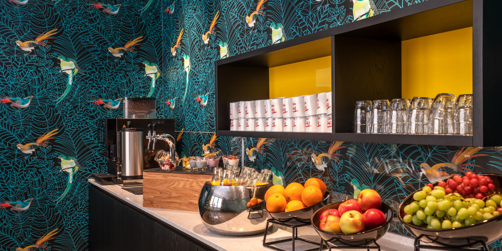 Søte fristelser til pausemat; makroner, muffins, kaker og smoothies