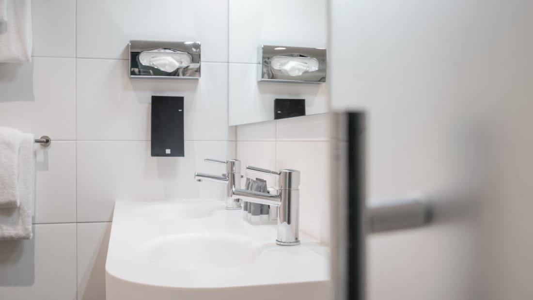 Detalje håndvask i badeværelse i suite