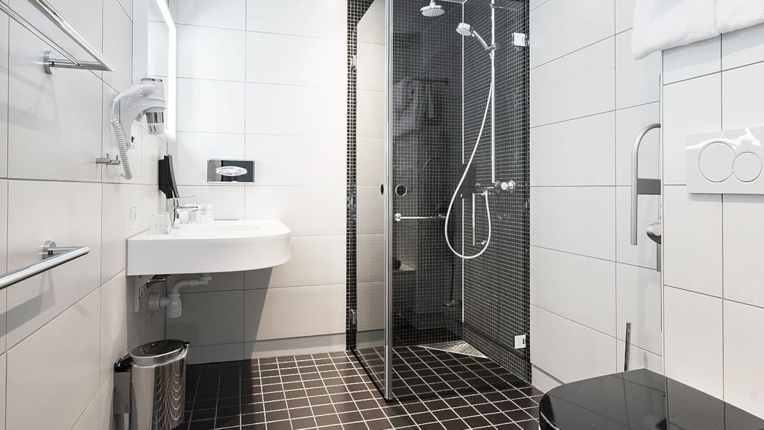 badrum uppgraderat rum handfat, dusch, spegel