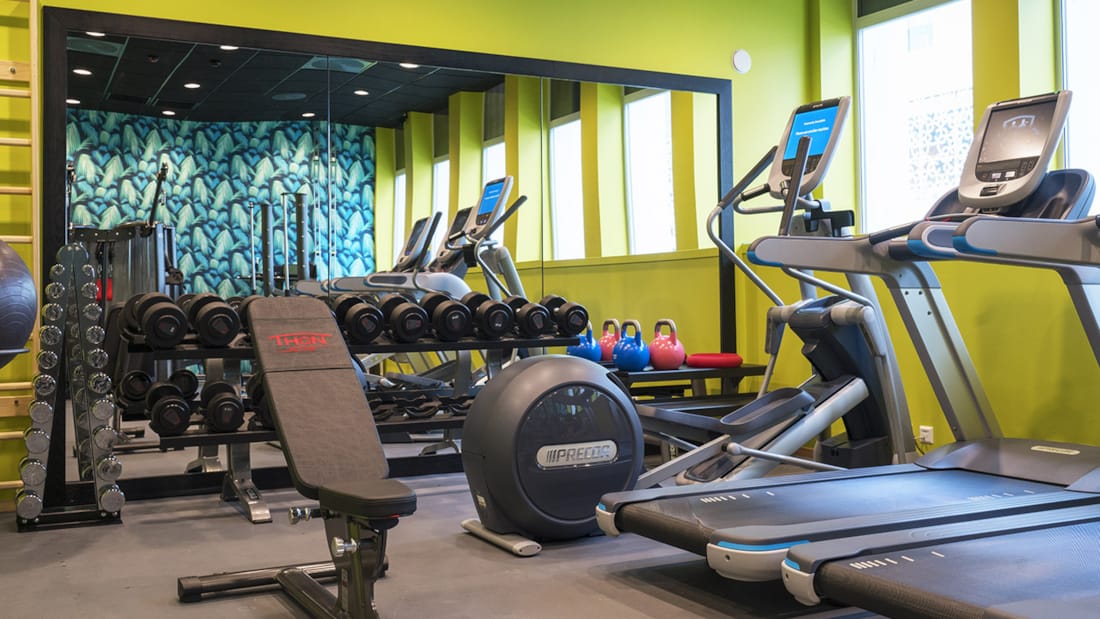 Fitness-rum med løbebånd og styrketræningsmaskiner