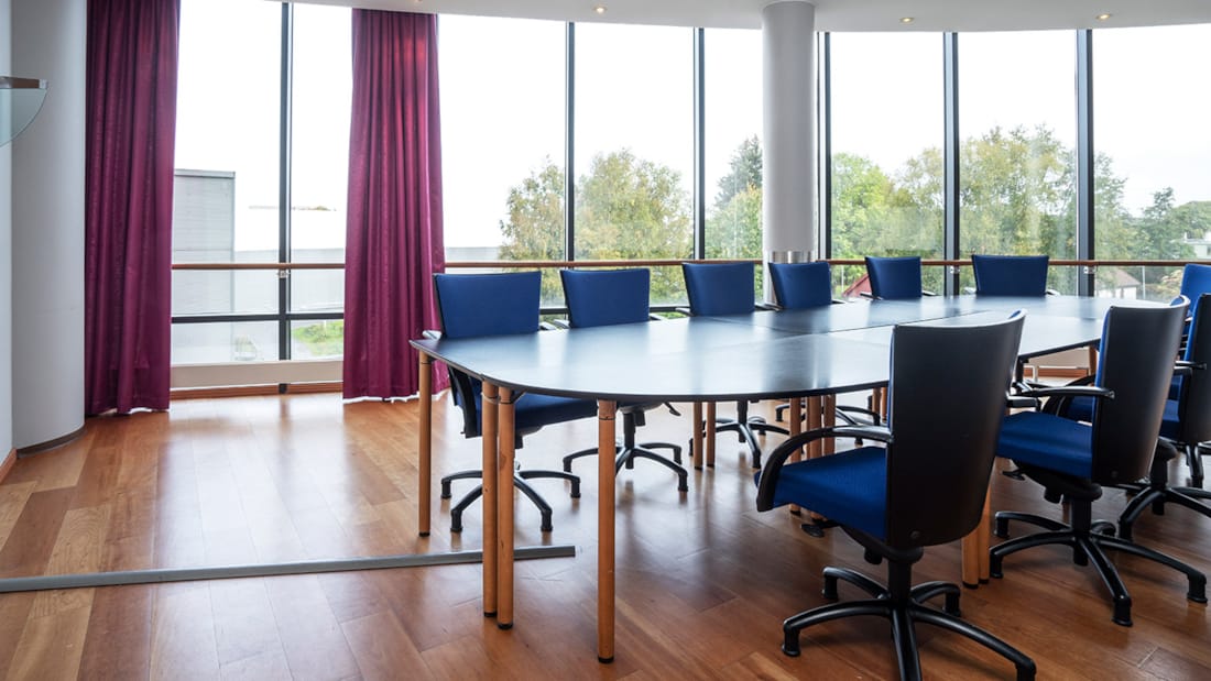 Stort mødelokale med tilhørende stole i lyst og luftigt mødelokale på Stavanger Forum Hotel