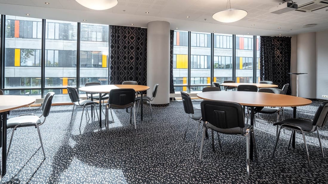 Mødelokale med tre borde med tilhørende stole på Stavanger Forum Hotel