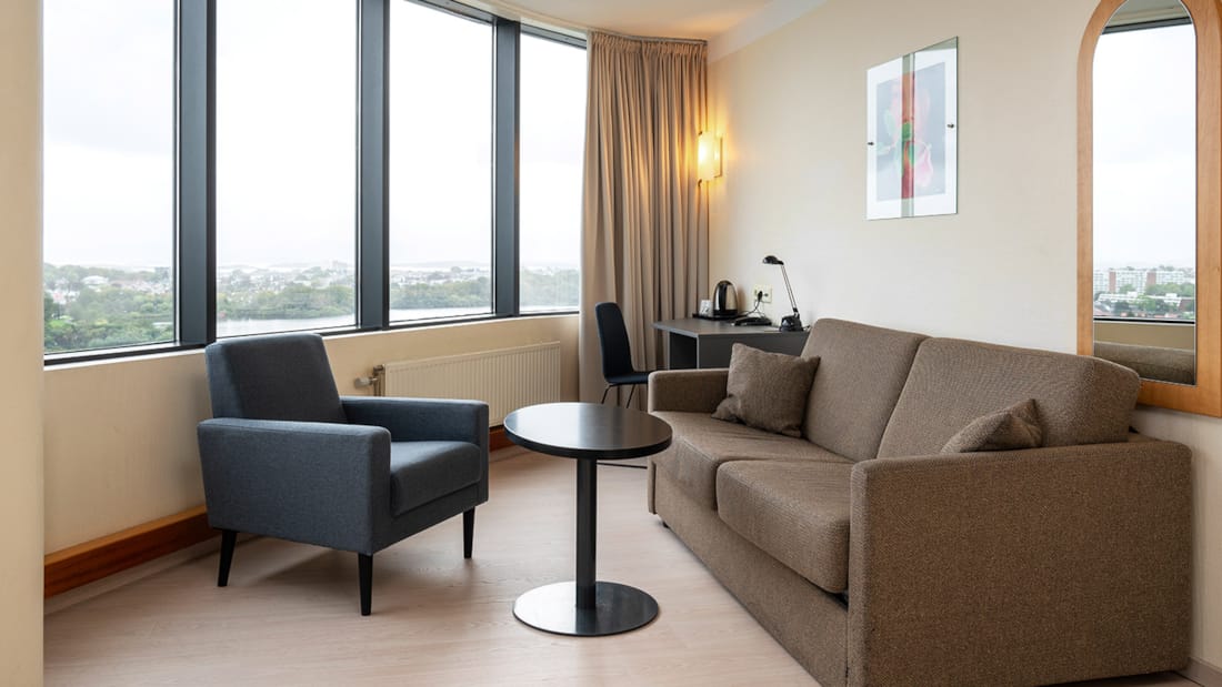 Sofagruppe eines Familienzimmers im Stavanger Forum Hotel