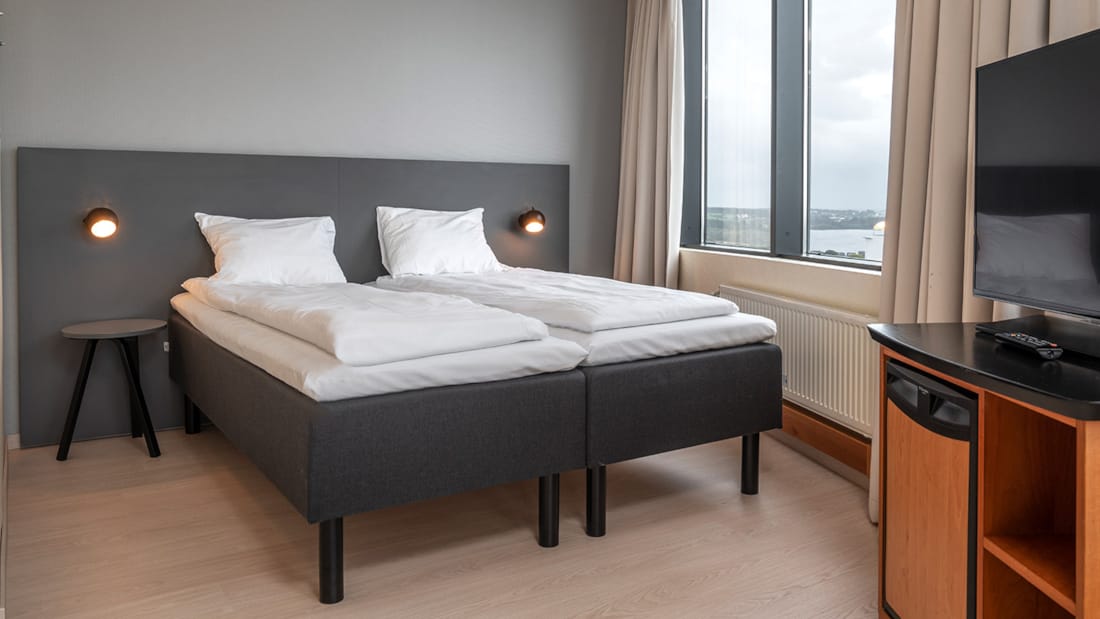 Tweepersoonsbed in gezinskamer van het Stavanger Forum Hotel