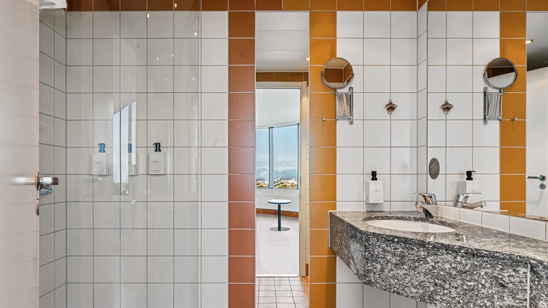 Badezimmerausschnitt eines Familienzimmers im Stavanger Forum Hotel