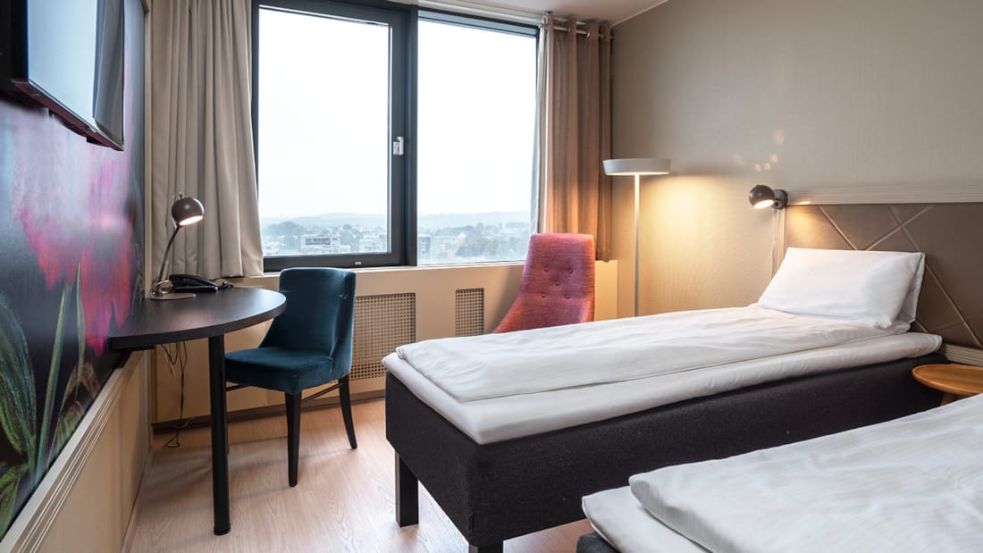Twee eenpersoonsbedden naast elkaar in standard twin room van het Stavanger Forum Hotel