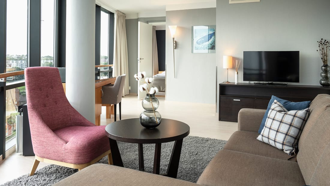 Sitzgruppe und Fernseher einer Suite im Stavanger Forum Hotel