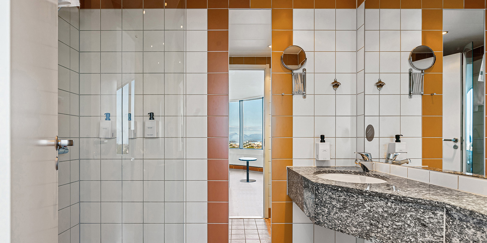 deel van bad in gezinskamer van het stavanger forum hotel