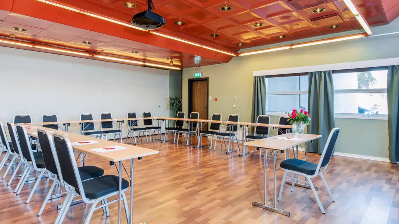 Møterom Bøvra med plass til 20 stykker i styrebord på Hotel Surnadal