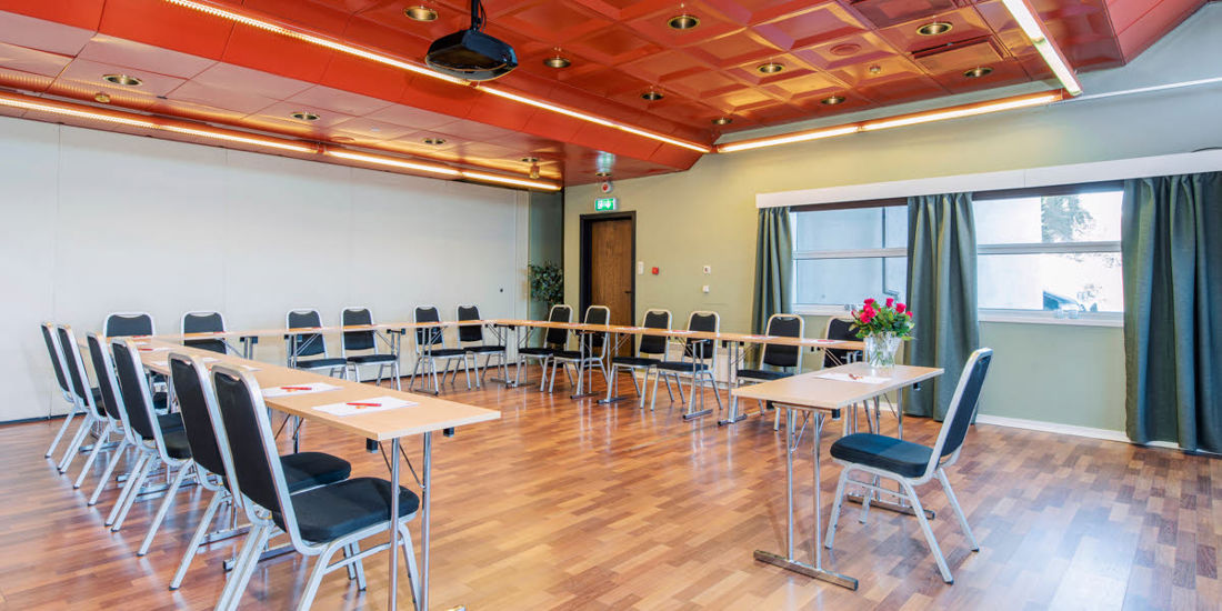 Møterom Bøvra med plass til 20 stykker i styrebord på Thon Hotel Surnadal