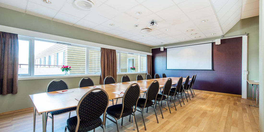 Møterom Hjelmen med whiteboard og prosjektor med plass til 16 stykker i styrebord på Thon Hotel Surnadal