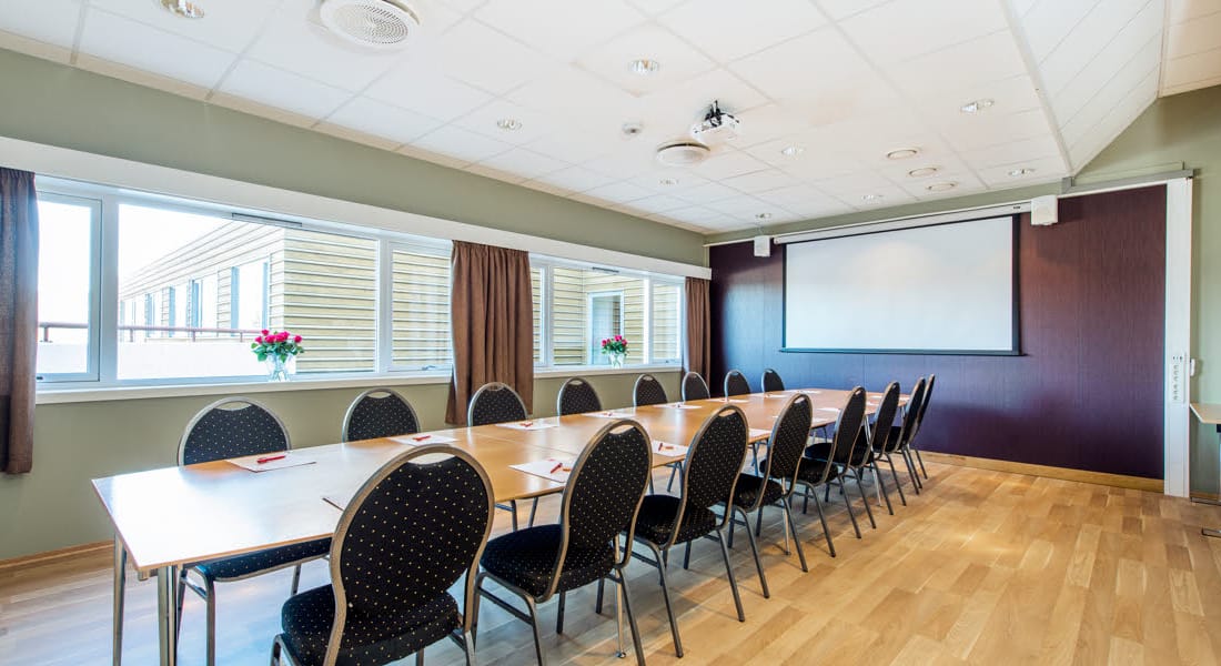 Mødelokale Hjelmen med whiteboard og projektor med plads til 16 hovedborde på Hotel Surnadall