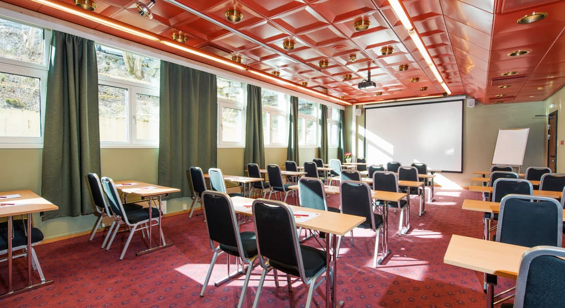 Mødelokale og konferencelokale Søya i klasseværelse-opsætning på Hotel Surnadal