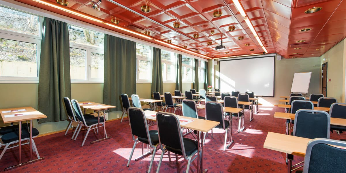 Mötesrum och konferensrum Søya med klassrumsmöblering på Hotel Surnadal